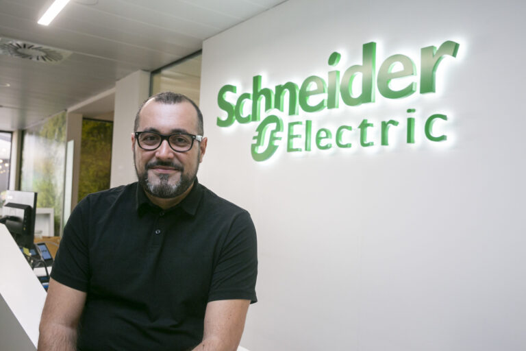 Schneider Electric empresa líder impulsando la transformación digital mediante la integración de tecnologías energéticas.